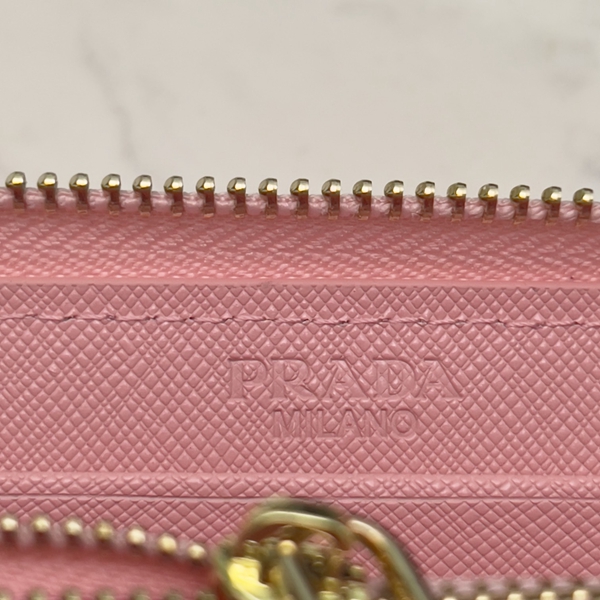 プラダ財布コピー着用イメージ